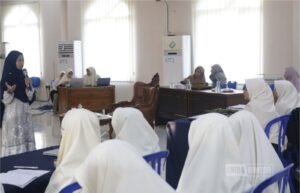 Mahasiswi PBA UNIDA Gontor mengikuti workshop media pembelajaran bersama narasumber