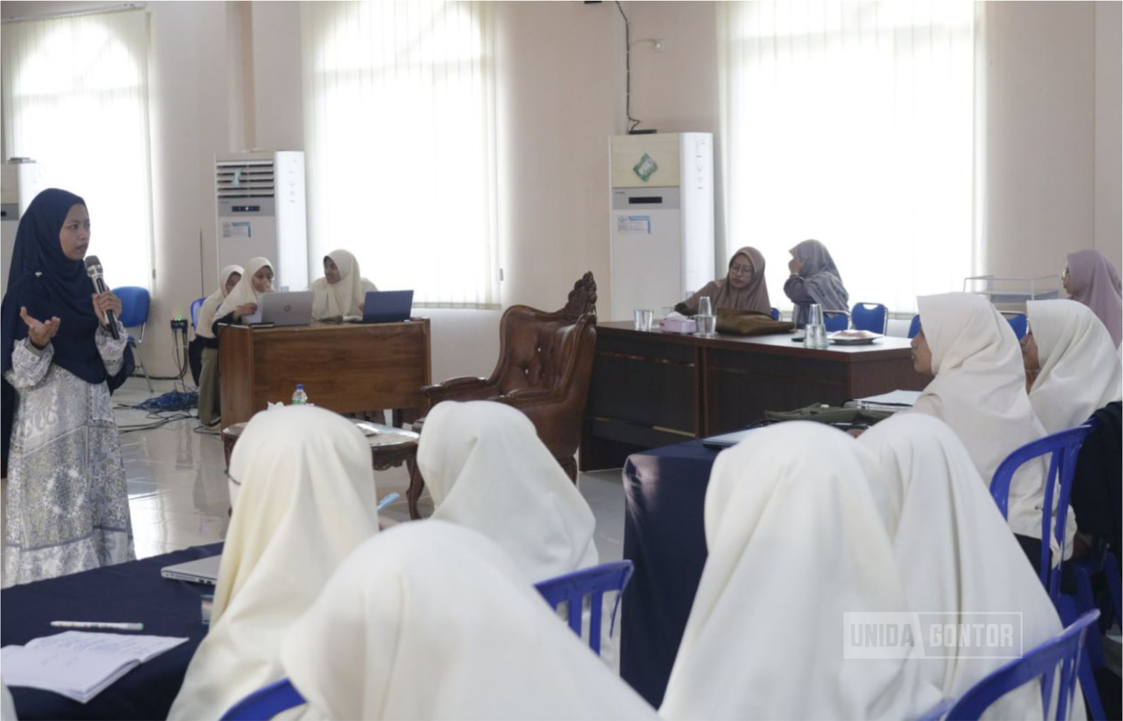 Mahasiswi PBA UNIDA Gontor mengikuti workshop media pembelajaran bersama narasumber