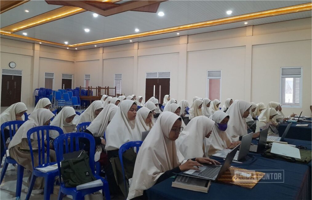 Mahasiswi PBA UNIDA Gontor mengikuti workshop media pembelajaran bersama narasumber