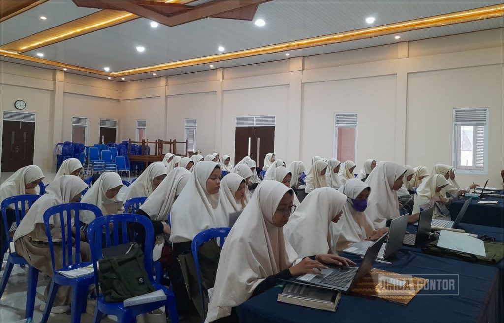 Mahasiswi PBA UNIDA Gontor mengikuti workshop media pembelajaran bersama narasumber