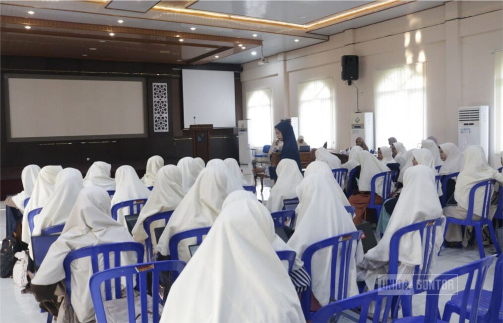Mahasiswi PBA UNIDA Gontor mengikuti workshop media pembelajaran bersama narasumber