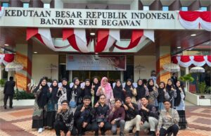 "Upacara HUT RI ke-80 di KBRI Brunei Darussalam dengan pengibaran bendera Merah Putih dan partisipasi diaspora Indonesia serta mahasiswa UNIDA Gontor."
