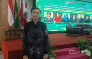 Delegasi UNIDA Gontor mempresentasikan artikel hukum keluarga Islam pada ICOIFL 2025 di Universitas Muhammadiyah Surabaya.