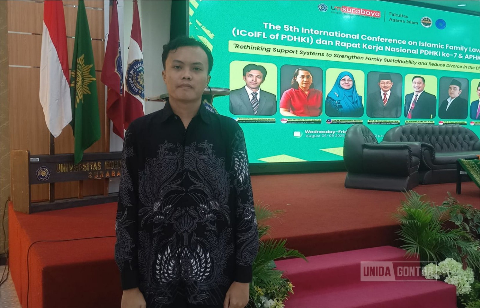 Delegasi UNIDA Gontor mempresentasikan artikel hukum keluarga Islam pada ICOIFL 2025 di Universitas Muhammadiyah Surabaya.