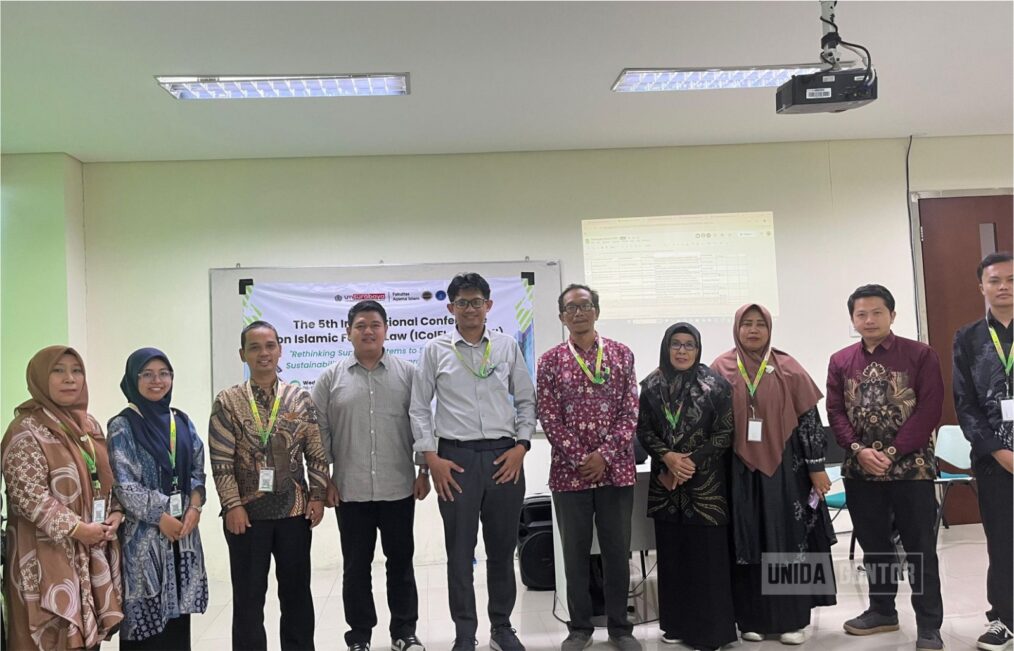 Delegasi UNIDA Gontor mempresentasikan artikel hukum keluarga Islam pada ICOIFL 2025 di Universitas Muhammadiyah Surabaya.