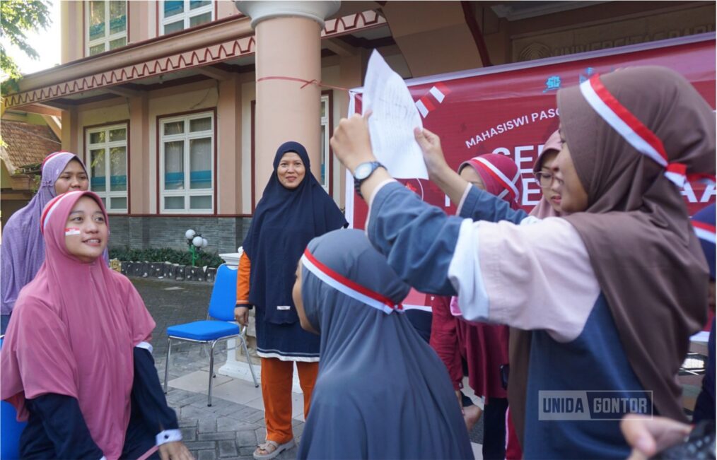 Mahasiswi Pascasarjana UNIDA Gontor Kelas C mengikuti rangkaian kegiatan peringatan HUT ke-80 Republik Indonesia dengan perlombaan, pembagian hadiah, dan upacara bendera.