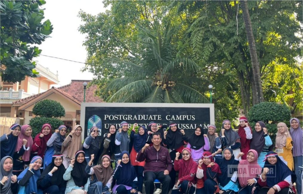 Mahasiswi Pascasarjana UNIDA Gontor Kelas C mengikuti rangkaian kegiatan peringatan HUT ke-80 Republik Indonesia dengan perlombaan, pembagian hadiah, dan upacara bendera.