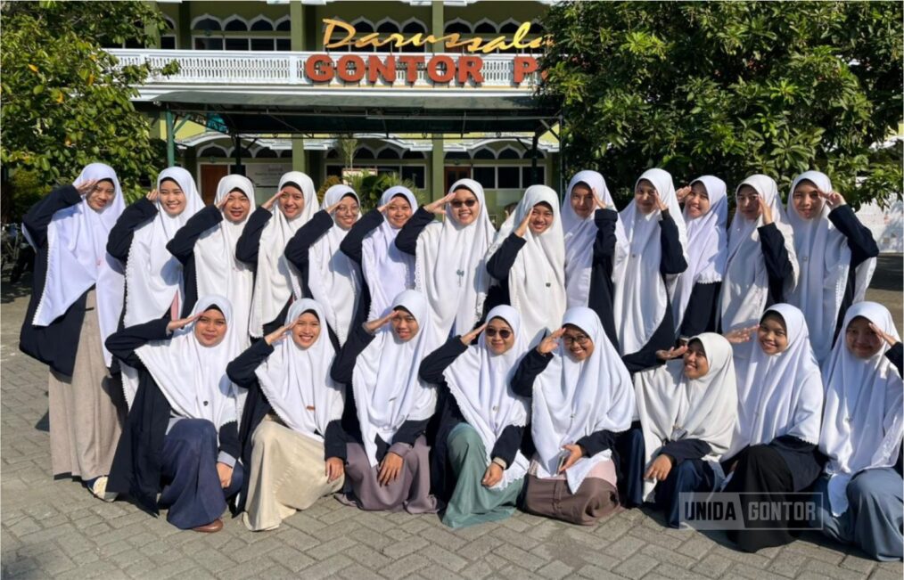 Mahasiswi Pascasarjana UNIDA Gontor Kelas C mengikuti rangkaian kegiatan peringatan HUT ke-80 Republik Indonesia dengan perlombaan, pembagian hadiah, dan upacara bendera.