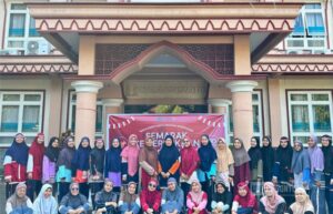 Mahasiswi Pascasarjana UNIDA Gontor Kelas C mengikuti rangkaian kegiatan peringatan HUT ke-80 Republik Indonesia dengan perlombaan, pembagian hadiah, dan upacara bendera.