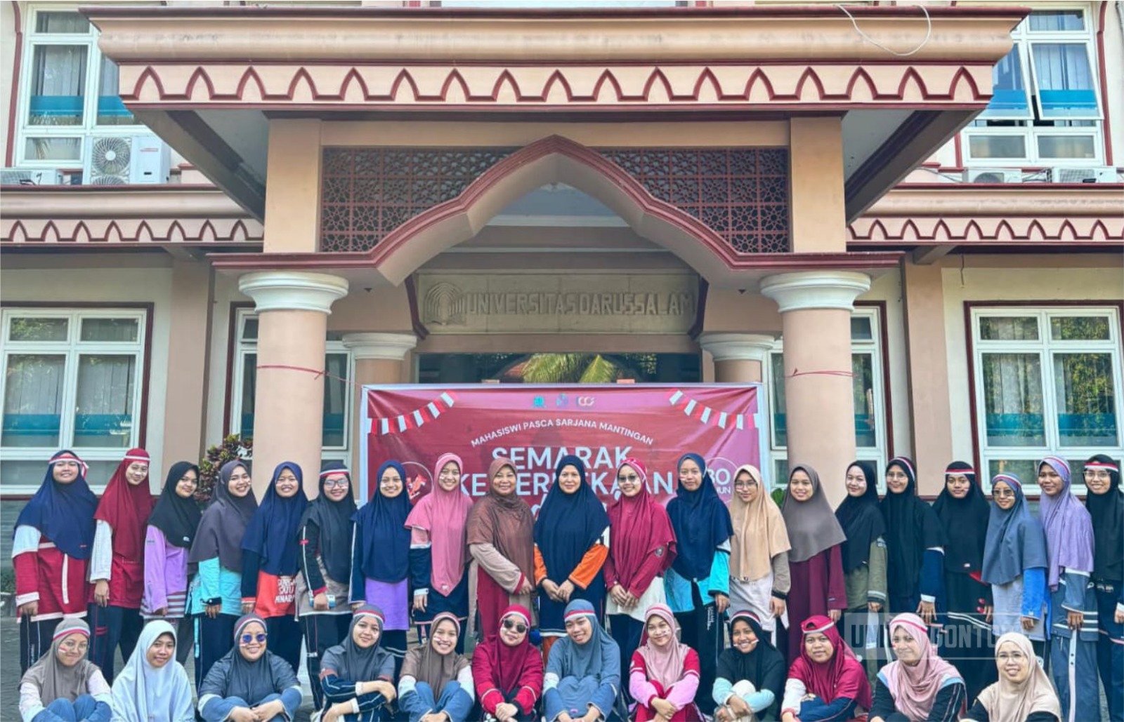 Mahasiswi Pascasarjana UNIDA Gontor Kelas C mengikuti rangkaian kegiatan peringatan HUT ke-80 Republik Indonesia dengan perlombaan, pembagian hadiah, dan upacara bendera.