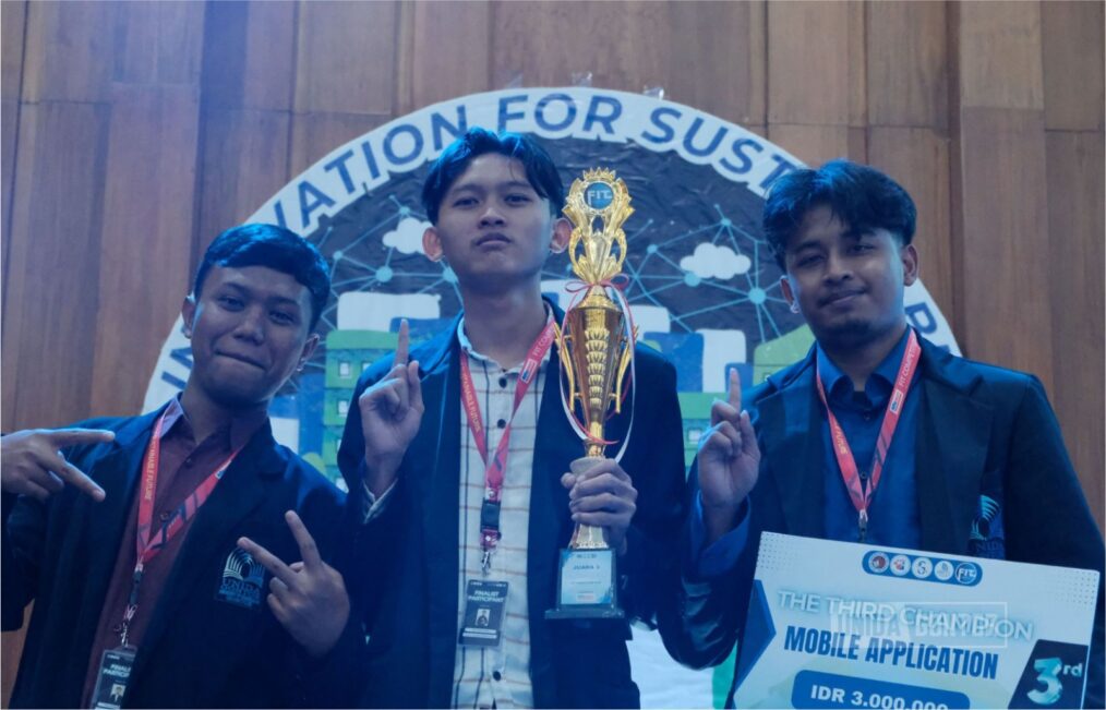 "Mahasiswa Universitas Darussalam Gontor raih Juara 3 Mobile Application di FIT Competition 2025 di Universitas Kristen Satya Wacana."