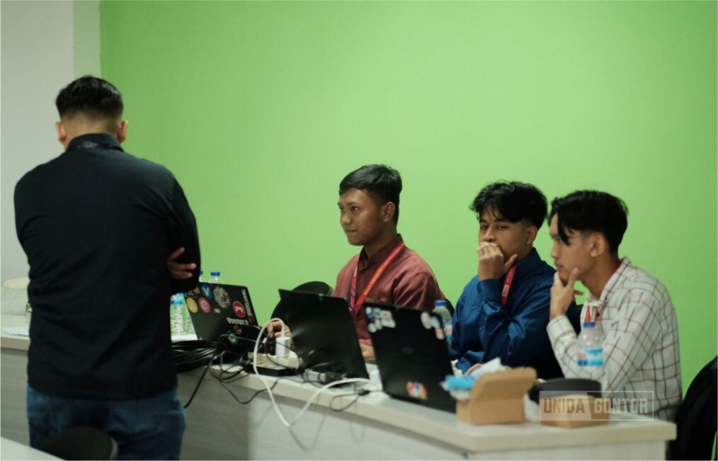 "Mahasiswa Universitas Darussalam Gontor raih Juara 3 Mobile Application di FIT Competition 2025 di Universitas Kristen Satya Wacana."