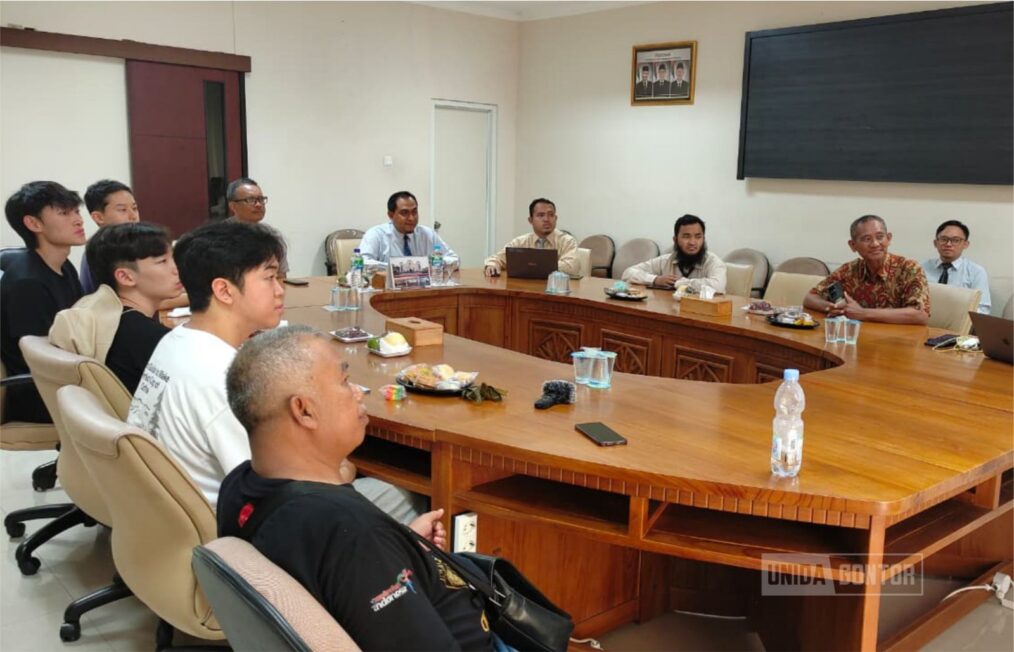 Delegasi volunteer Korea Selatan berkunjung ke UNIDA Gontor disambut Kepala BKUI.