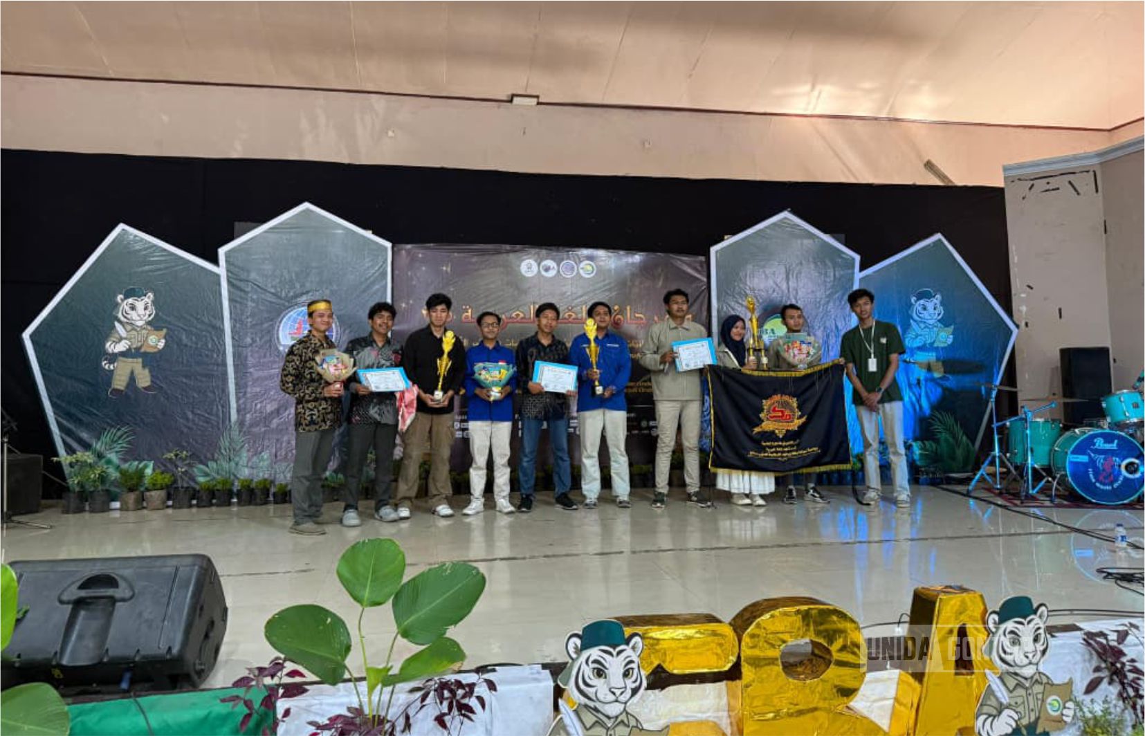 Mahasiswa PBA UNIDA Gontor raih juara nasional dalam Gebyar Bahasa Arab 2025 di UIN Siber Syekh Nurjati Cirebon.