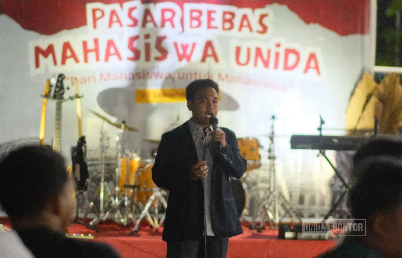 Mahasiswa UNIDA Gontor ramaikan Pasar Bebas Mahasiswa di area UNIDA Edupreneur Center dengan semangat wirausaha dan kebersamaan.