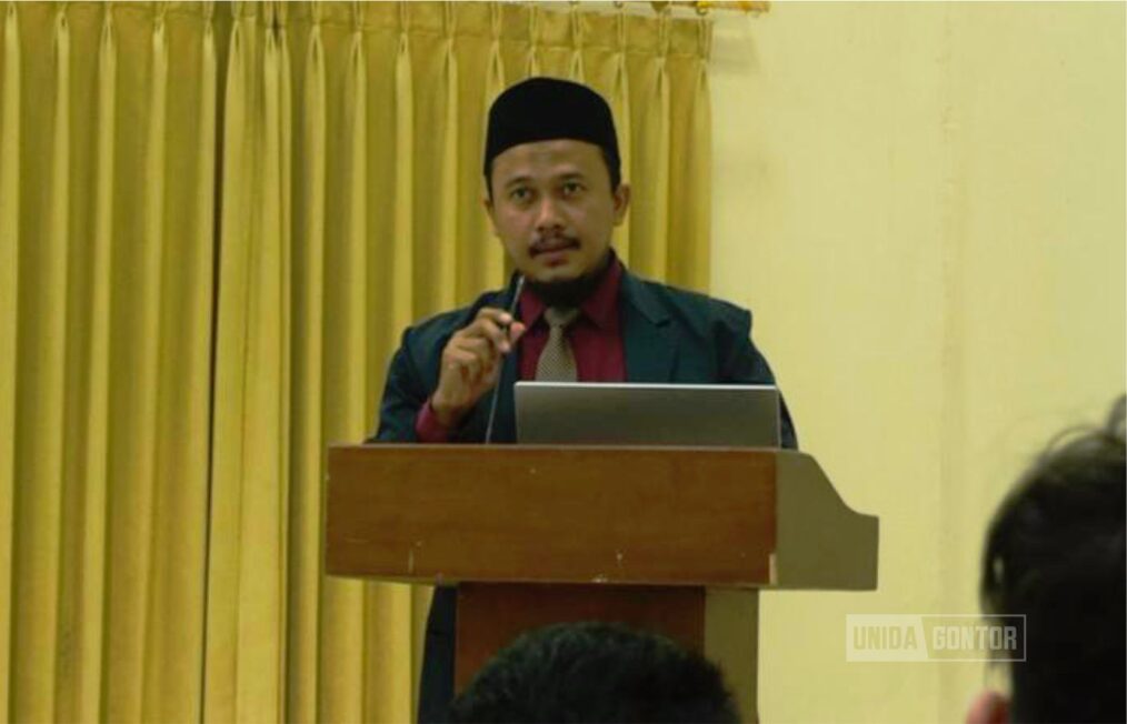 Pembekalan Studi Akademik dan Studi Pengayaan Lapangan Fakultas Ushuluddin UNIDA Gontor di Hall CIOS, dihadiri dosen, pimpinan, dan mahasiswa.