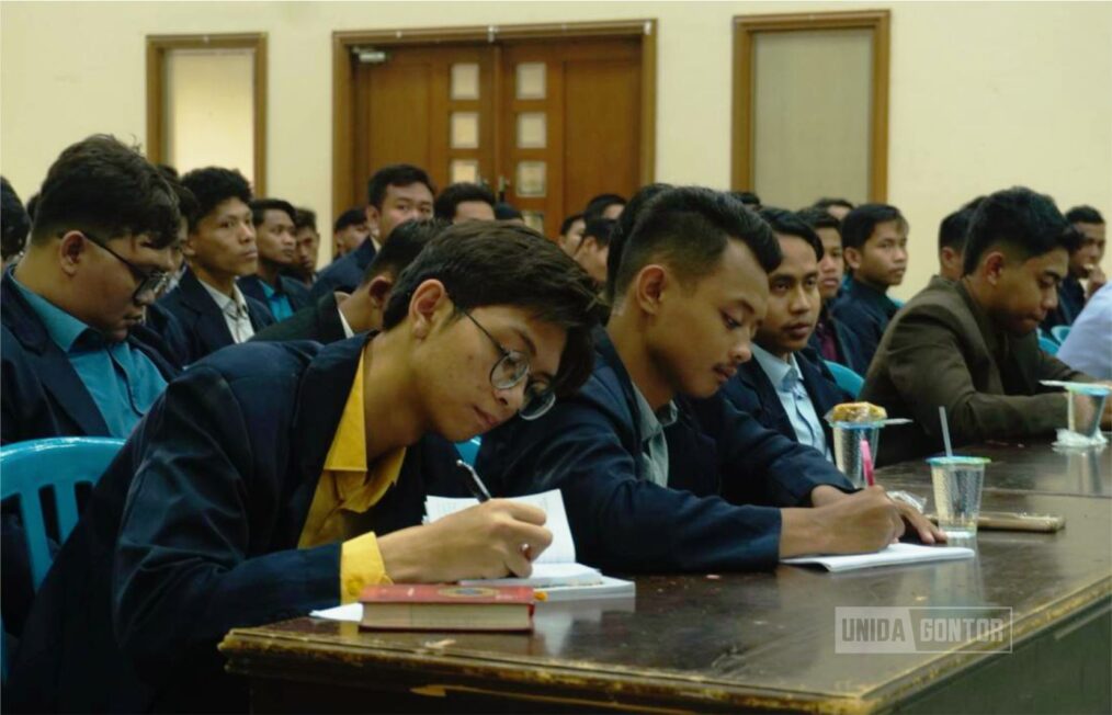 Pembekalan Studi Akademik dan Studi Pengayaan Lapangan Fakultas Ushuluddin UNIDA Gontor di Hall CIOS, dihadiri dosen, pimpinan, dan mahasiswa.