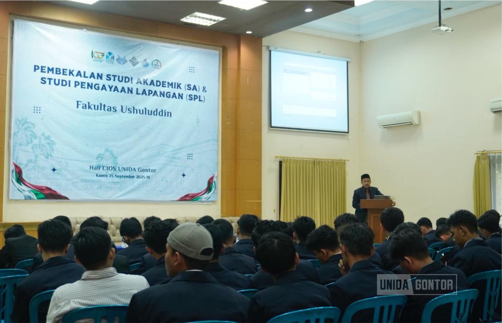 Pembekalan Studi Akademik dan Studi Pengayaan Lapangan Fakultas Ushuluddin UNIDA Gontor di Hall CIOS, dihadiri dosen, pimpinan, dan mahasiswa.