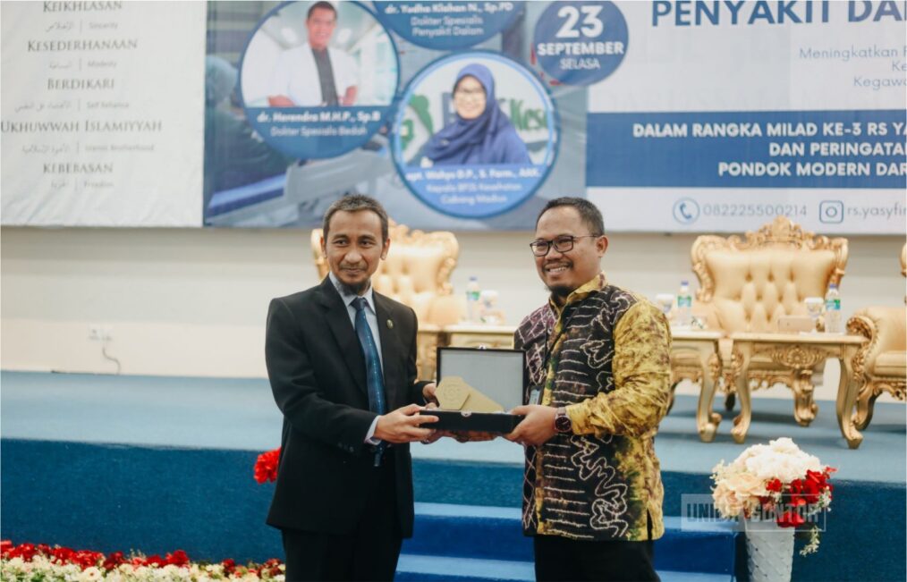 Seminar Kesehatan RS Yasfin Darussalam Gontor membahas kegawatdaruratan penyakit dalam dan bedah.