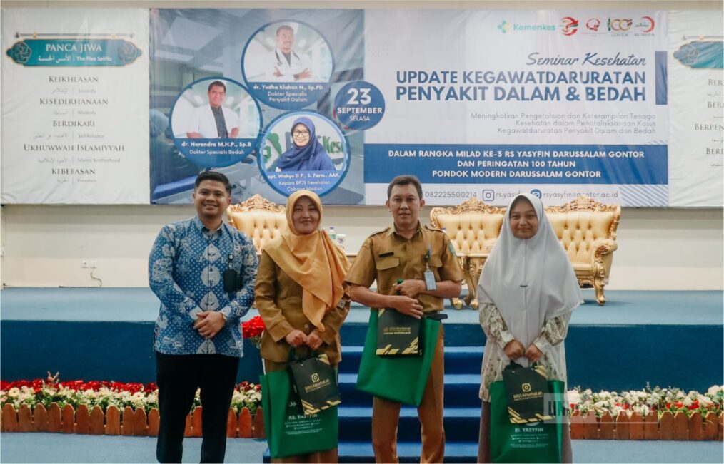 Seminar Kesehatan RS Yasfin Darussalam Gontor membahas kegawatdaruratan penyakit dalam dan bedah.