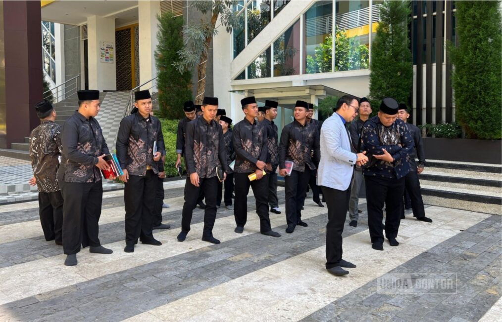 Mahasiswa PAI UNIDA Gontor semester empat melaksanakan Studi Pengayaan Lapangan di Pondok Pesantren Tursina IIBS dan New Primagama Malang.