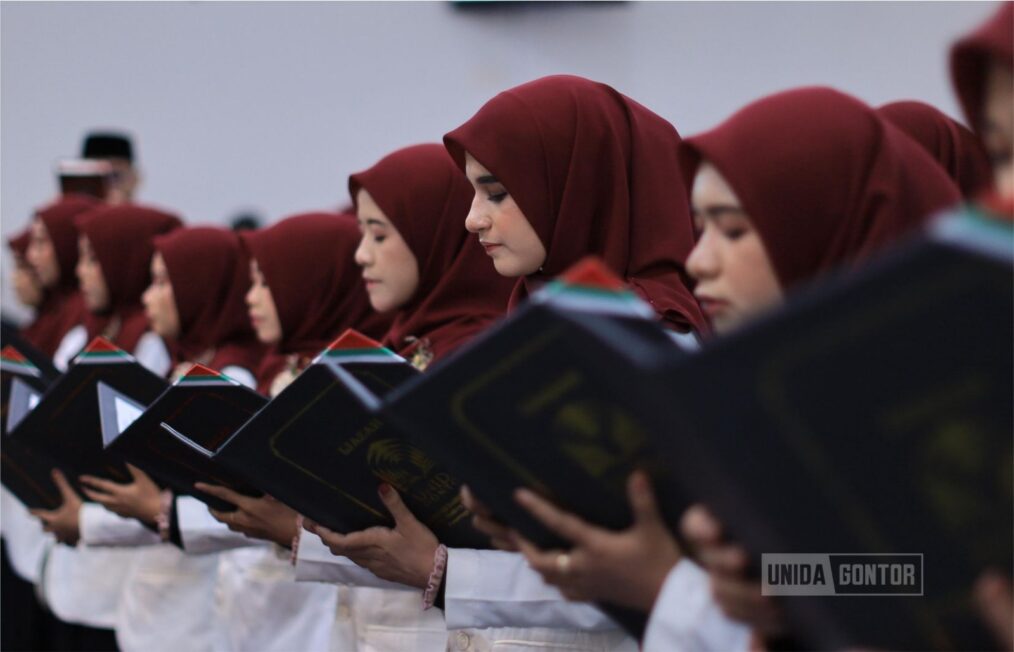 Kegiatan Sumpah Apoteker Periode I Universitas Darussalam (UNIDA) Gontor di Ponorogo, diikuti 19 peserta dan dihadiri tokoh penting.