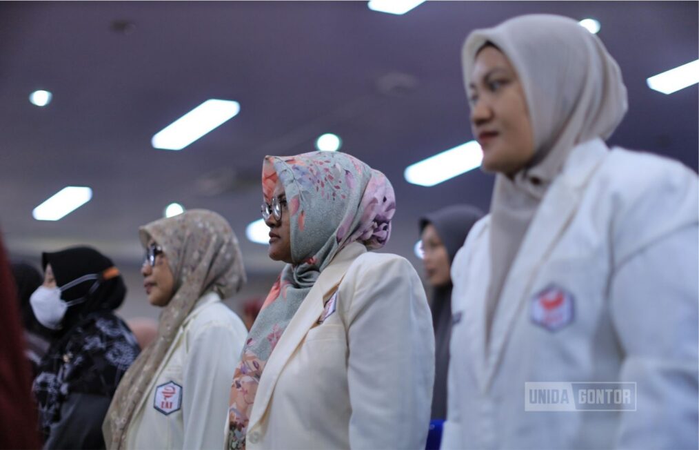 Kegiatan Sumpah Apoteker Periode I Universitas Darussalam (UNIDA) Gontor di Ponorogo, diikuti 19 peserta dan dihadiri tokoh penting.