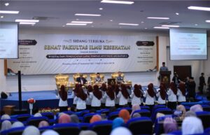 Kegiatan Sumpah Apoteker Periode I Universitas Darussalam (UNIDA) Gontor di Ponorogo, diikuti 19 peserta dan dihadiri tokoh penting.