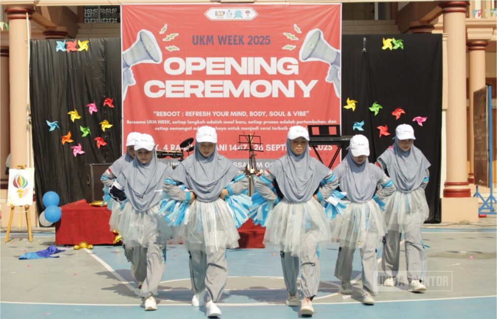 Opening Ceremony UKM Week 2025 UNIDA Gontor Kelas C di Lapangan Uzbekistan dengan parade band, expo UKM, dan semangat kreativitas mahasiswi.