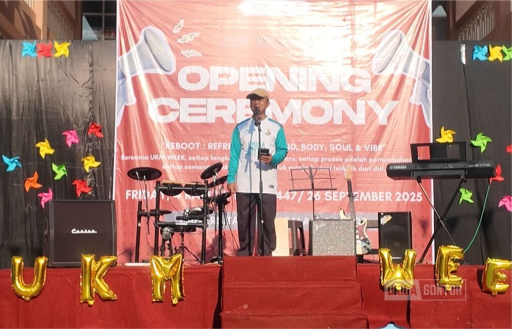 Opening Ceremony UKM Week 2025 UNIDA Gontor Kelas C di Lapangan Uzbekistan dengan parade band, expo UKM, dan semangat kreativitas mahasiswi.