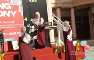 Opening Ceremony UKM Week 2025 UNIDA Gontor Kelas C di Lapangan Uzbekistan dengan parade band, expo UKM, dan semangat kreativitas mahasiswi.