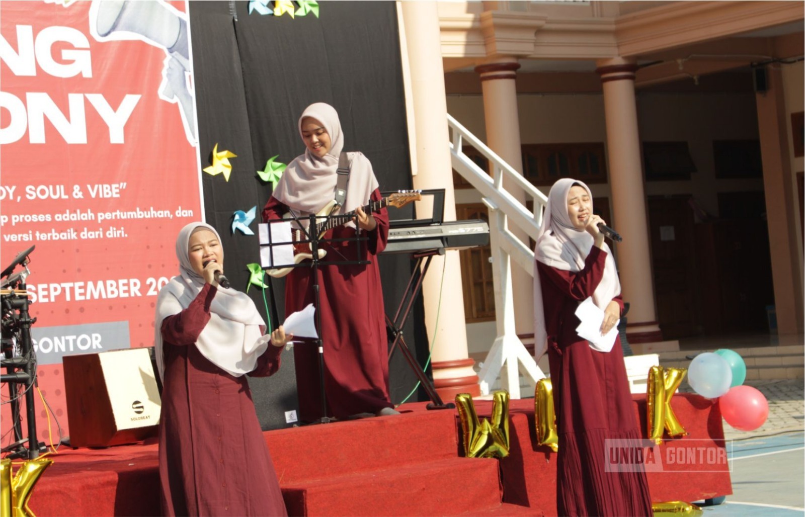 Opening Ceremony UKM Week 2025 UNIDA Gontor Kelas C di Lapangan Uzbekistan dengan parade band, expo UKM, dan semangat kreativitas mahasiswi.