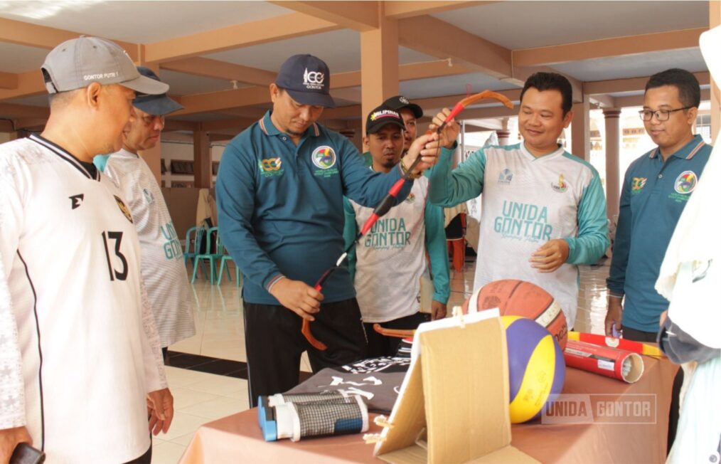 Opening Ceremony UKM Week 2025 UNIDA Gontor Kelas C di Lapangan Uzbekistan dengan parade band, expo UKM, dan semangat kreativitas mahasiswi.