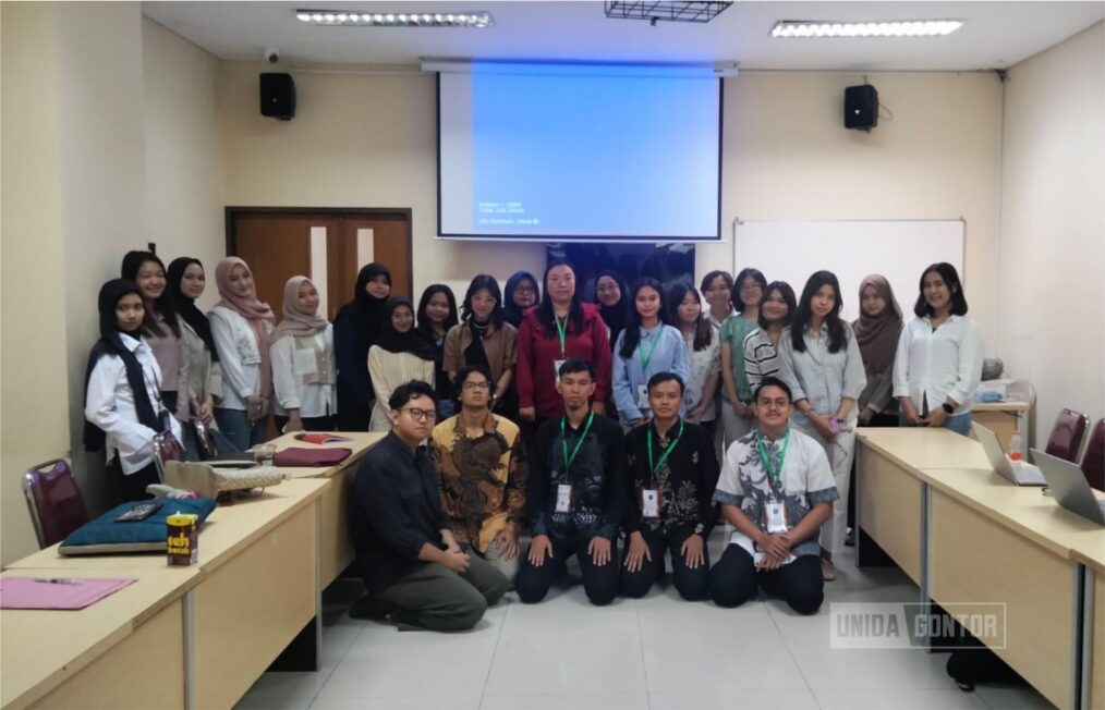 Delegasi UNIDA Gontor mempresentasikan makalah di Konferensi HAM Internasional Universitas Brawijaya.