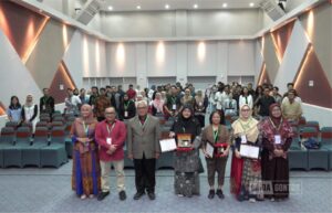 Delegasi UNIDA Gontor mempresentasikan makalah di Konferensi HAM Internasional Universitas Brawijaya.