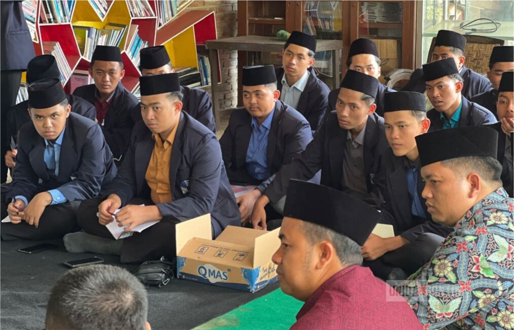 Mahasiswa PAI UNIDA Gontor kunjungan ke Pondok Pesantren Sidogiri dan Intrans Publishing dalam kegiatan Studi Pengayaan Lapangan.