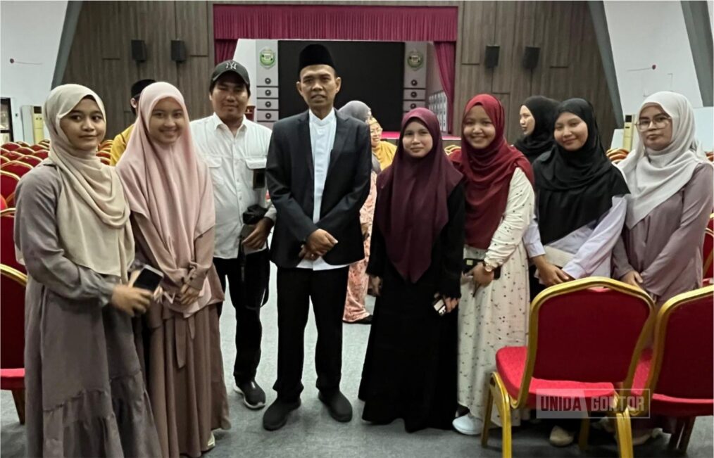 Ceramah Prof. Abdul Somad di UNISSA Brunei tentang ketahanan jati diri pemuda muslim, dihadiri mahasiswa UNIDA Gontor sebagai Universitas Islam Terbaik.