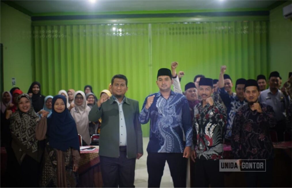 Dosen UNIDA Gontor bersama guru MTsN 2 Ponorogo dalam kegiatan Pekan Arobiah untuk meningkatkan kemahiran berbahasa Arab.