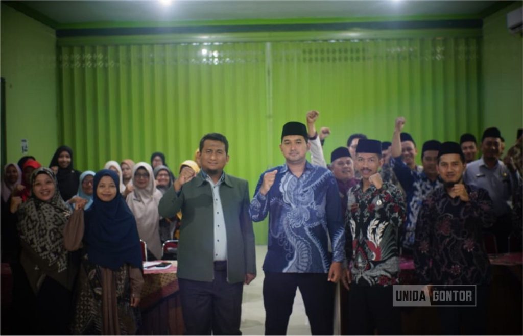 Dosen UNIDA Gontor bersama guru MTsN 2 Ponorogo dalam kegiatan Pekan Arobiah untuk meningkatkan kemahiran berbahasa Arab.