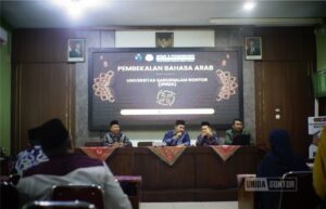 Dosen UNIDA Gontor bersama guru MTsN 2 Ponorogo dalam kegiatan Pekan Arobiah untuk meningkatkan kemahiran berbahasa Arab.