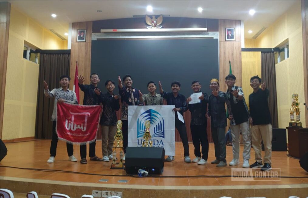Delegasi UNIDA Gontor menerima trofi dan piagam pada SUKARABIC FEST VIII di UIN Sunan Kalijaga, Yogyakarta (11–13 September 2025).