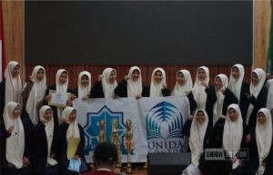 Delegasi UNIDA Gontor menerima trofi dan piagam pada SUKARABIC FEST VIII di UIN Sunan Kalijaga, Yogyakarta (11–13 September 2025).