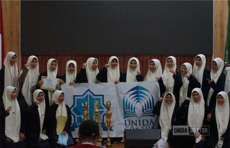 Delegasi UNIDA Gontor menerima trofi dan piagam pada SUKARABIC FEST VIII di UIN Sunan Kalijaga, Yogyakarta (11–13 September 2025).