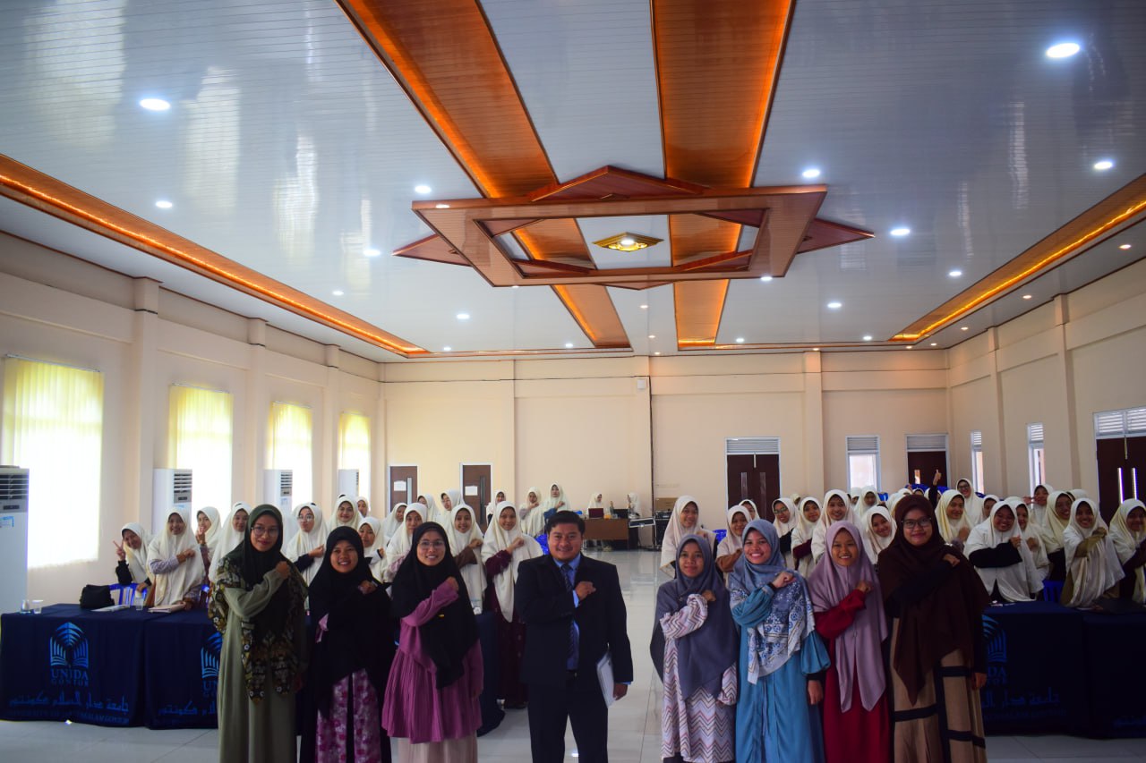 Visiting Lecture PBA UNIDA Gontor tentang AI sebagai penunjang pembelajaran bahasa Arab di Aula Istanbul Lt.3, narasumber Dr. Moh. Ismail, dihadiri mahasiswa.