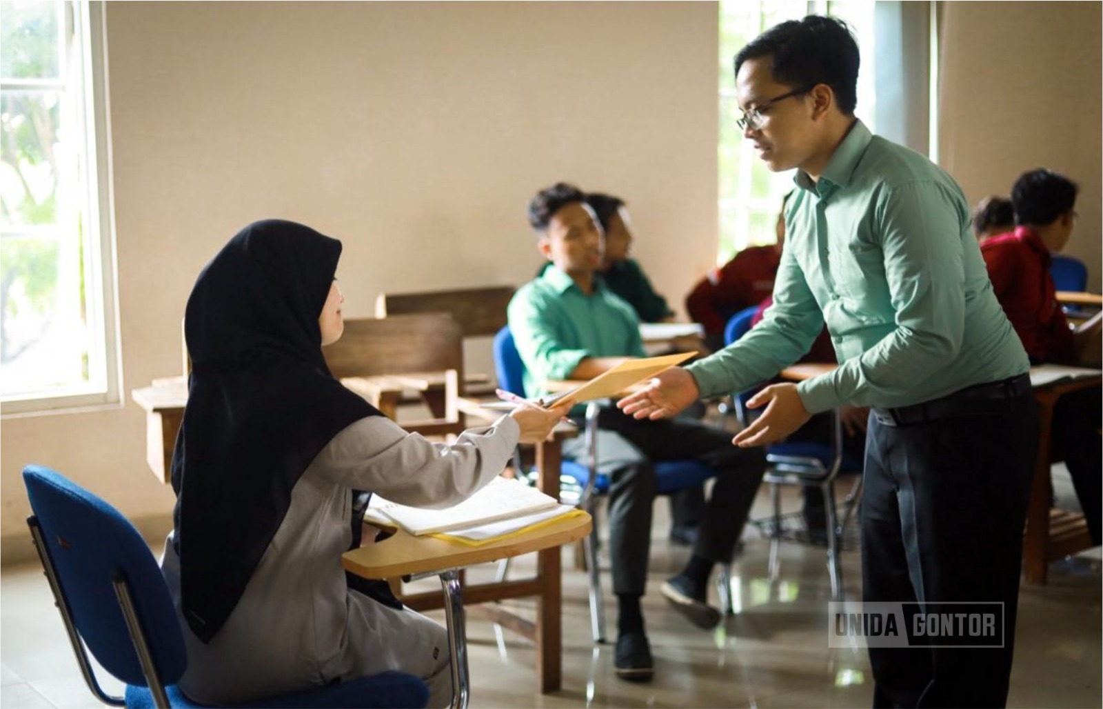 Mahasiswa UNIDA Gontor mengikuti Program Kelas Bahasa yang diselenggarakan oleh Direktorat Pengembangan Bahasa untuk meningkatkan kemampuan berbahasa Arab dan Inggris di kampus.