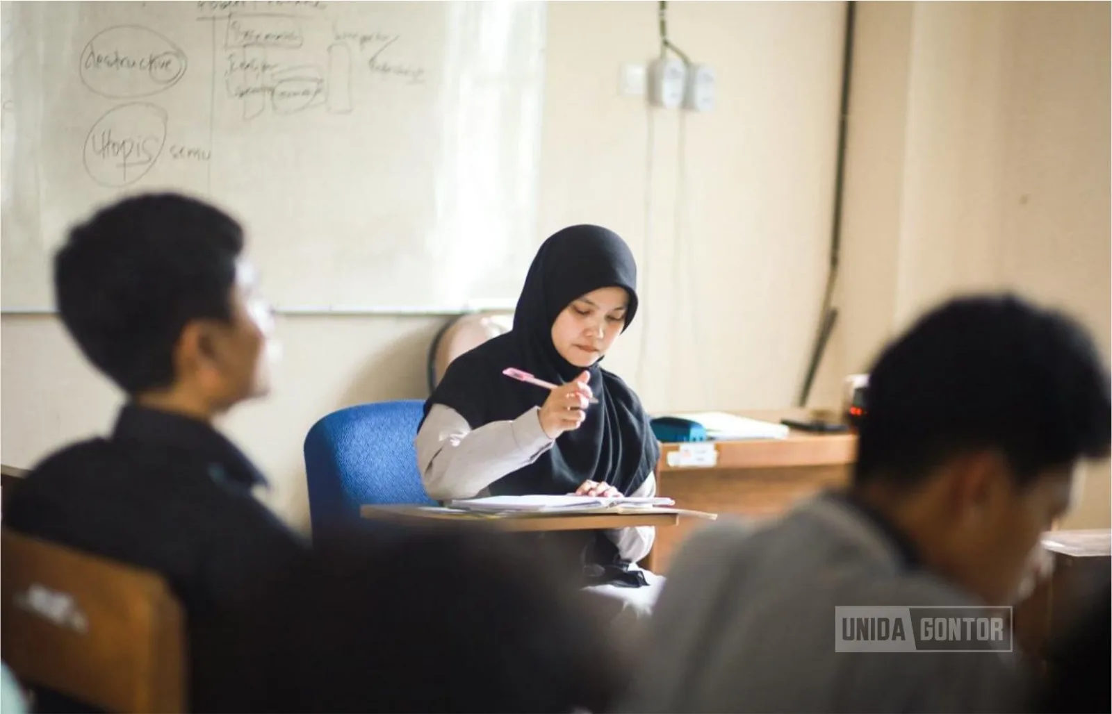 Mahasiswa UNIDA Gontor mengikuti Program Kelas Bahasa yang diselenggarakan oleh Direktorat Pengembangan Bahasa untuk meningkatkan kemampuan berbahasa Arab dan Inggris di kampus.