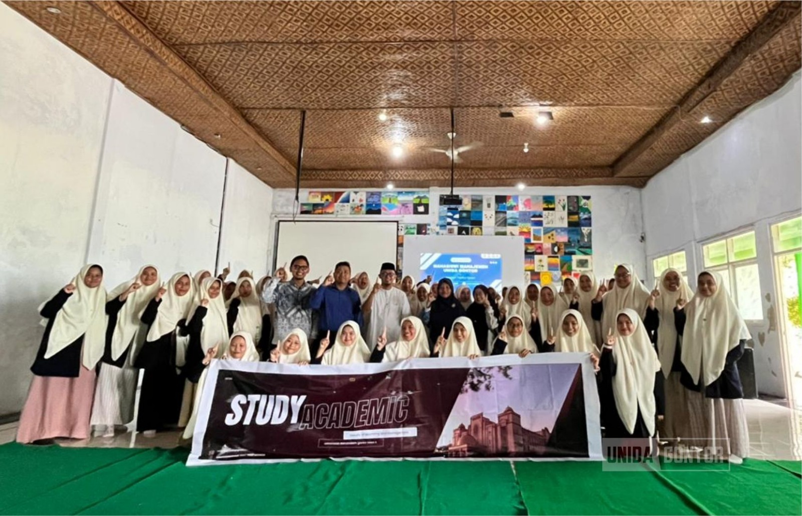 Mahasiswi Prodi Manajemen UNIDA Gontor membimbing siswa SMP/MA di Yayasan Fasihul Qur’an Pasuruan tentang literasi finansial, manajemen waktu, dan wirausaha melalui permainan Business Model Canvas.