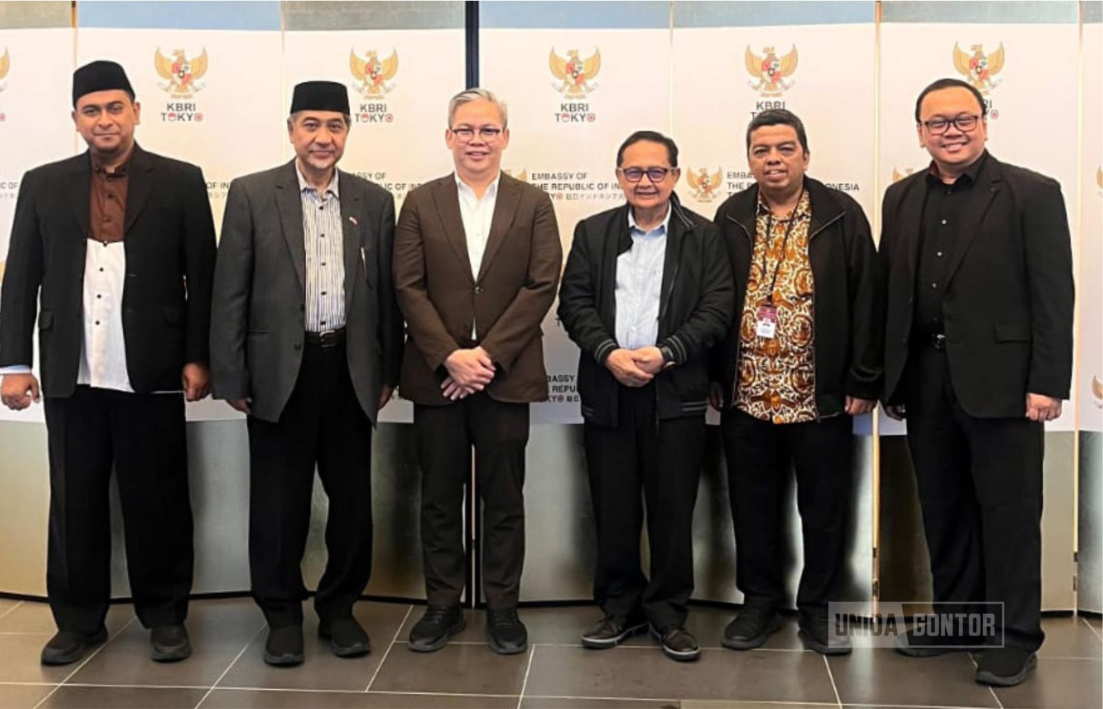 Delegasi UNIDA Gontor melakukan courtesy visit ke KBRI Tokyo dipimpin Rektor Prof. Hamid Fahmy Zarkasyi, disambut Pensosbud Muhammad Al Aula, membahas kolaborasi pendidikan, riset, dan kebudayaan.