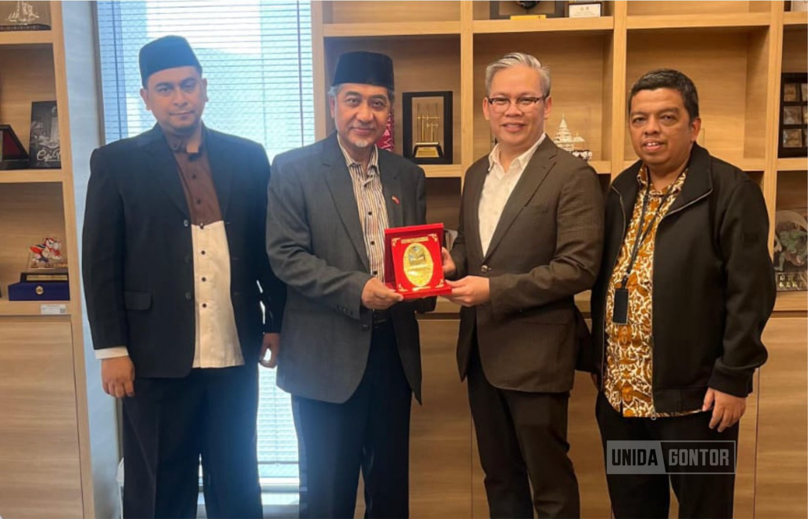 Delegasi UNIDA Gontor melakukan courtesy visit ke KBRI Tokyo dipimpin Rektor Prof. Hamid Fahmy Zarkasyi, disambut Pensosbud Muhammad Al Aula, membahas kolaborasi pendidikan, riset, dan kebudayaan.