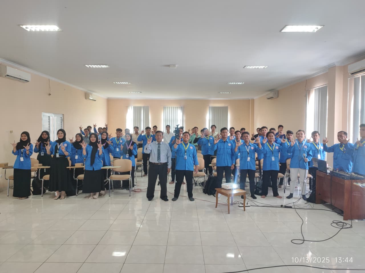 Workshop GEMINI Part 3 GenBI UNIDA Gontor tentang Digital Content Creation & Video Editing di Hall Shiroh Nabawiyah; narasumber UNIDA Gontor TV; peserta antusias.